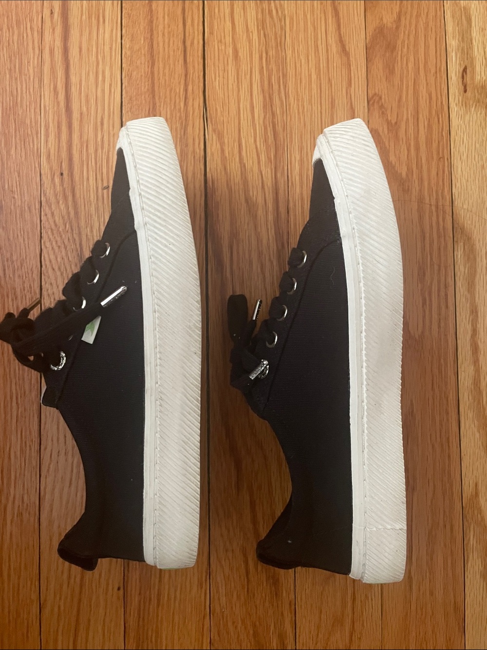 Cariuma Women’s Black Canvas Low-Top Sneakers with White Trim - Picture 6 of 7